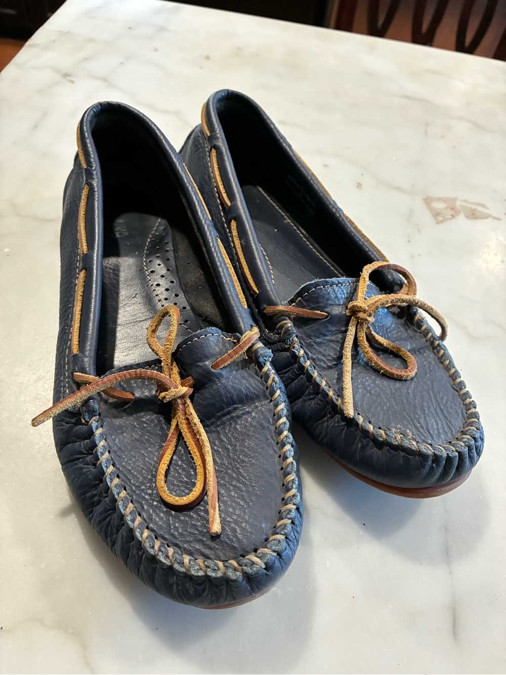 Minnetonka 619R Women's Size 11 Black Pebbled Leather Moccasin Boat Shoes.